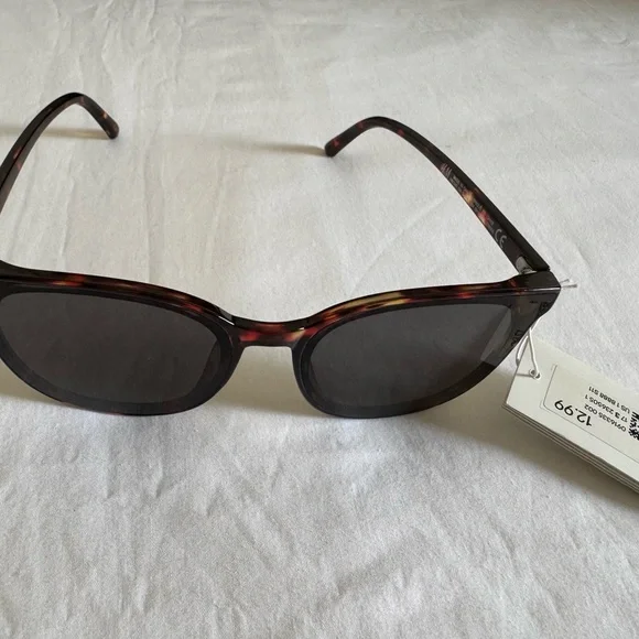 Stylish Tortoiseshell Sunglasses - Picture 8 of 8